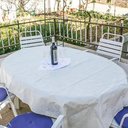 Apartment In Seget Donji *